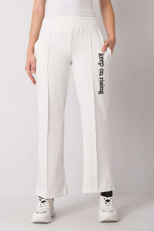 Ecru tepláky s rovnými nohavicemi...