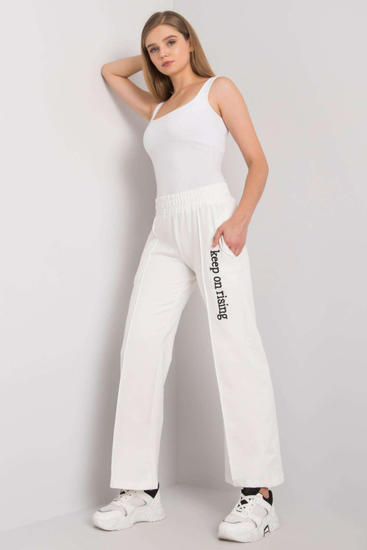 Ecru tepláky s rovnými nohavicemi...