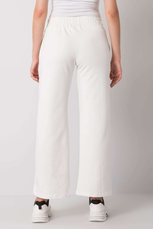 Ecru tepláky s rovnými nohavicemi...