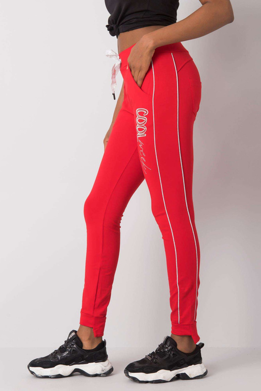 Červené tepláky s nášivkami Abia