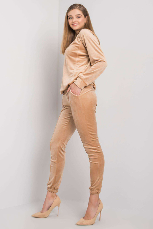 Béžová velurová dvoudílná souprava...