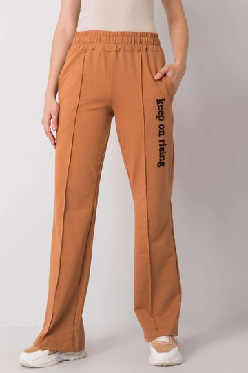 Dennise světle hnědé...