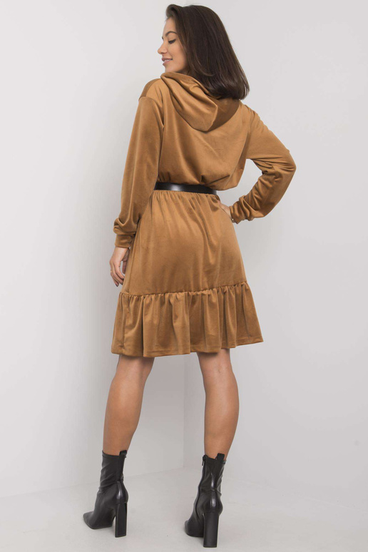 Velurové šaty z velblouda s páskem...