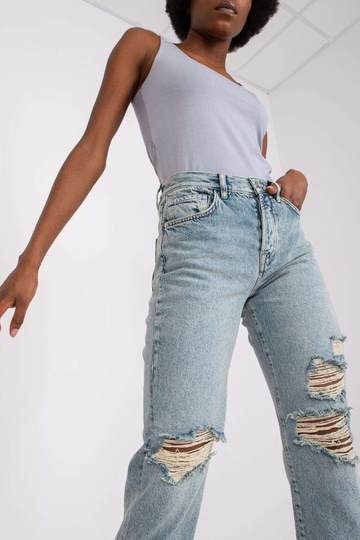 Světle modré rovné džíny...