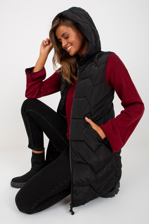 Černá vesta s dlouhou péřovou kapucí