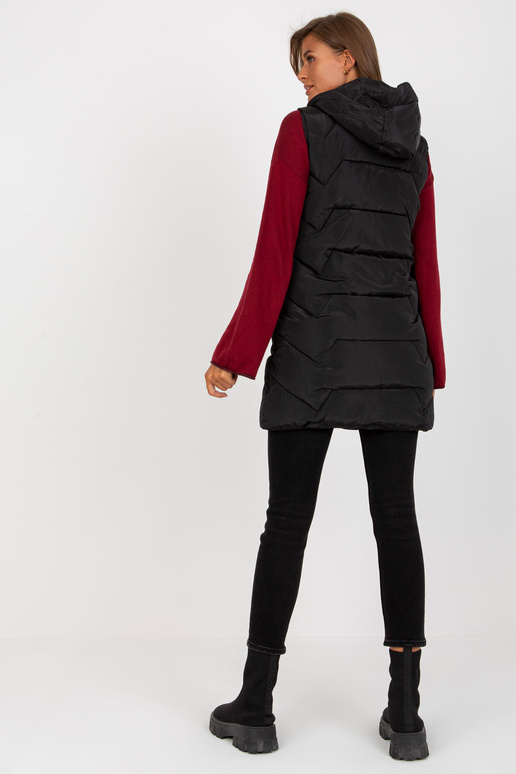 Černá vesta s dlouhou péřovou kapucí