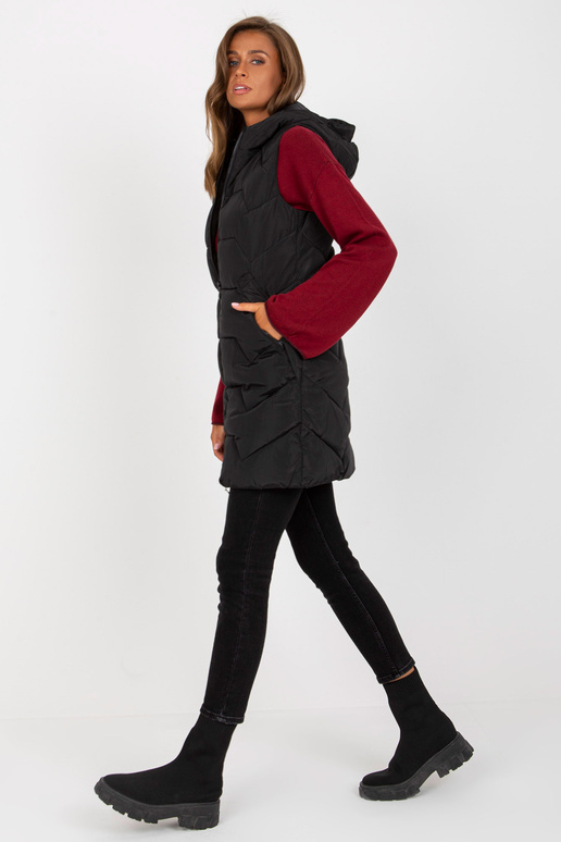 Černá vesta s dlouhou péřovou kapucí