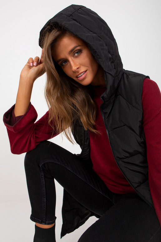 Černá vesta s dlouhou péřovou kapucí