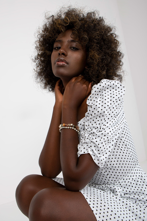 Bílé puntíkované minišaty s...