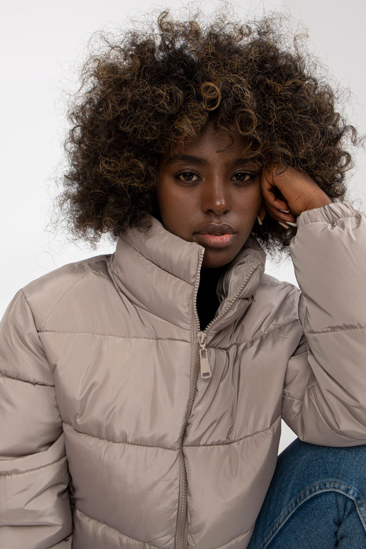 Světle šedá prošívaná zimní bunda s... Světle šedá prošívaná zimní bunda s...