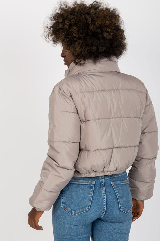 Světle šedá prošívaná zimní bunda s... Světle šedá prošívaná zimní bunda s...