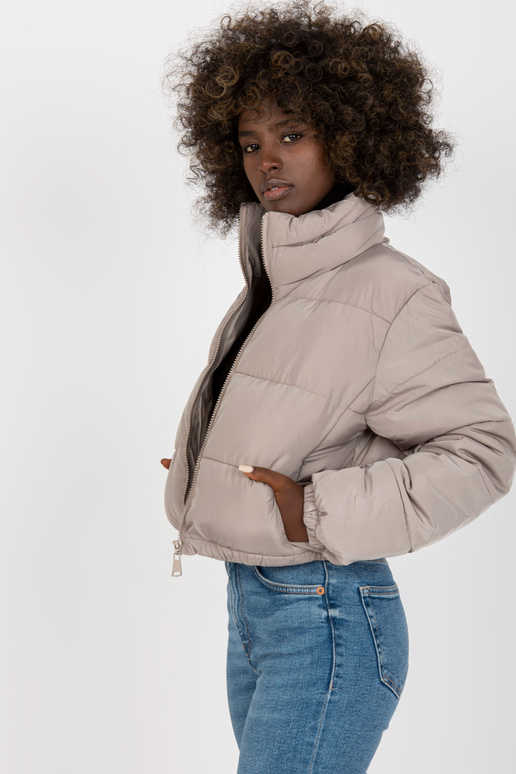 Světle šedá prošívaná zimní bunda s... Světle šedá prošívaná zimní bunda s...