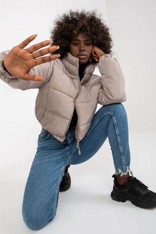 Světle šedá prošívaná zimní bunda s... Světle šedá prošívaná zimní bunda s...