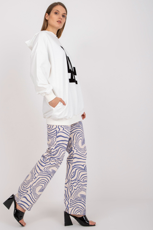 Bílá mikina s kapucí a dlouhým rukávem