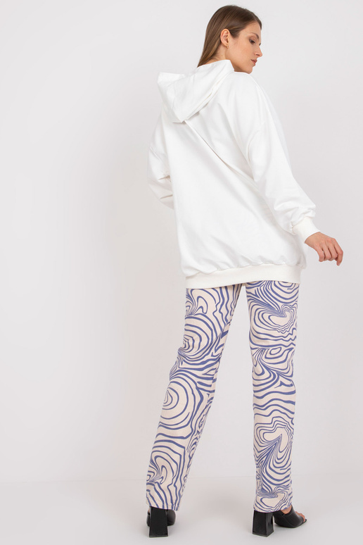 Bílá mikina s kapucí a dlouhým rukávem