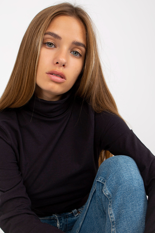 Czarna dopasowana bluzka z golfem z...