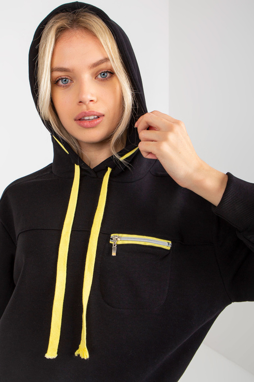 Černá mikina s kapucí a kapsou