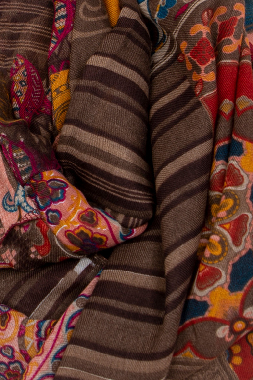 Dunkelbeiger Schlingenkamin mit Drucken