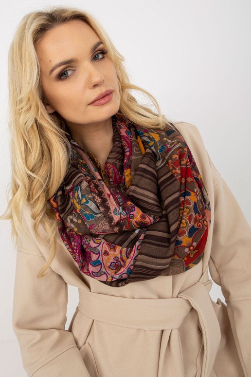 Dunkelbeiger Schlingenkamin mit Drucken