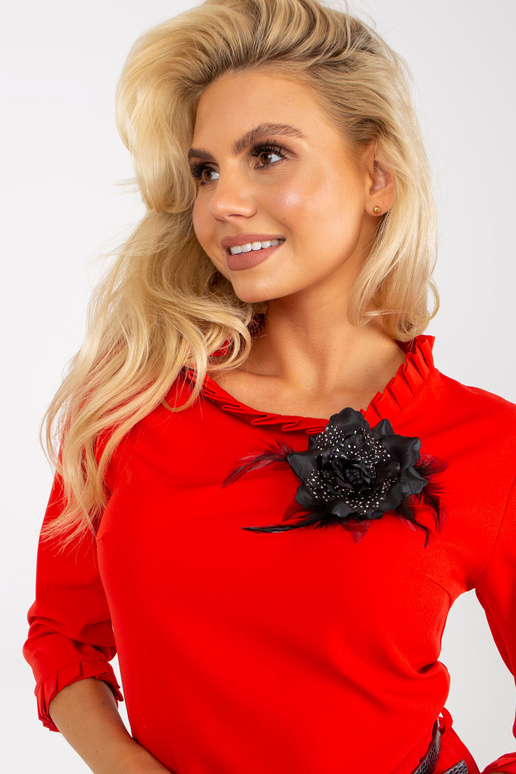 Jasně červené tužkové koktejlové šaty...