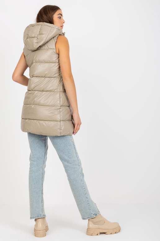 Tmavě béžová lakovaná péřová vesta s... Tmavě béžová lakovaná péřová vesta s...