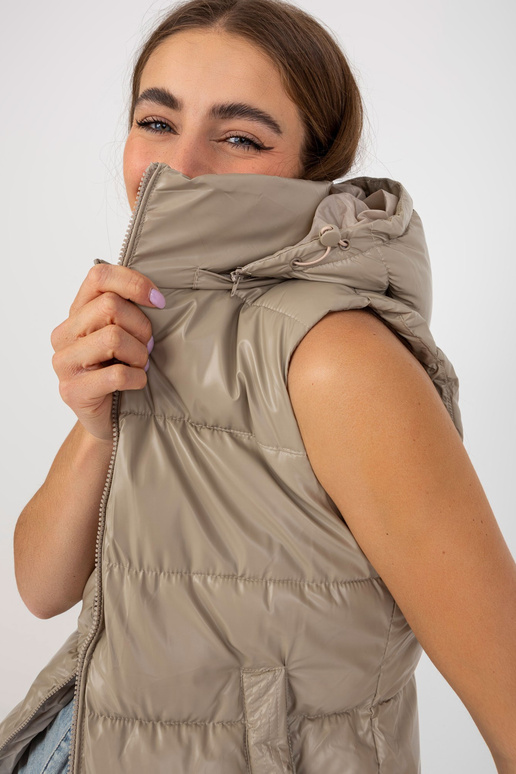 Tmavě béžová lakovaná péřová vesta s... Tmavě béžová lakovaná péřová vesta s...