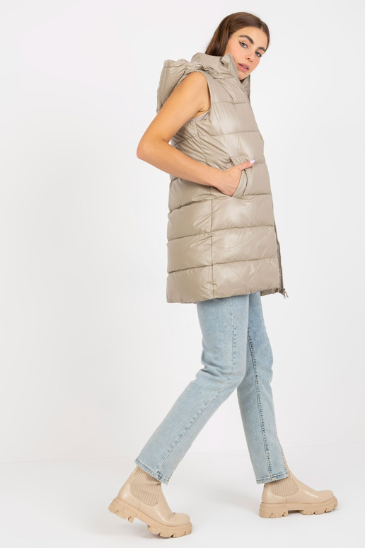 Tmavě béžová lakovaná péřová vesta s... Tmavě béžová lakovaná péřová vesta s...