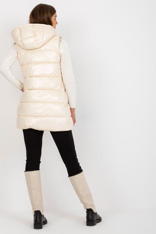 Krémově lakovaná péřová vesta s kapucí