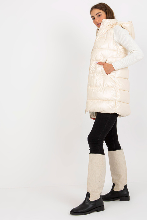 Krémově lakovaná péřová vesta s kapucí