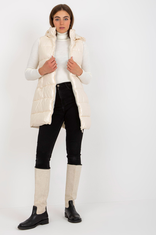 Krémově lakovaná péřová vesta s kapucí