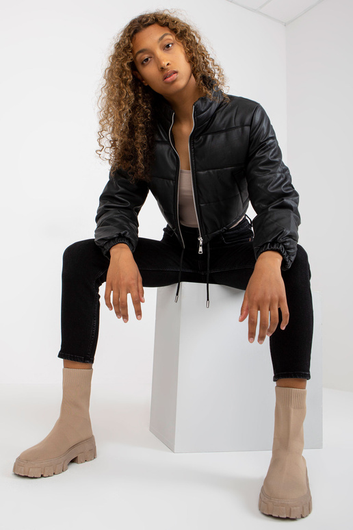 Černá krátká zimní bunda z eko kůže