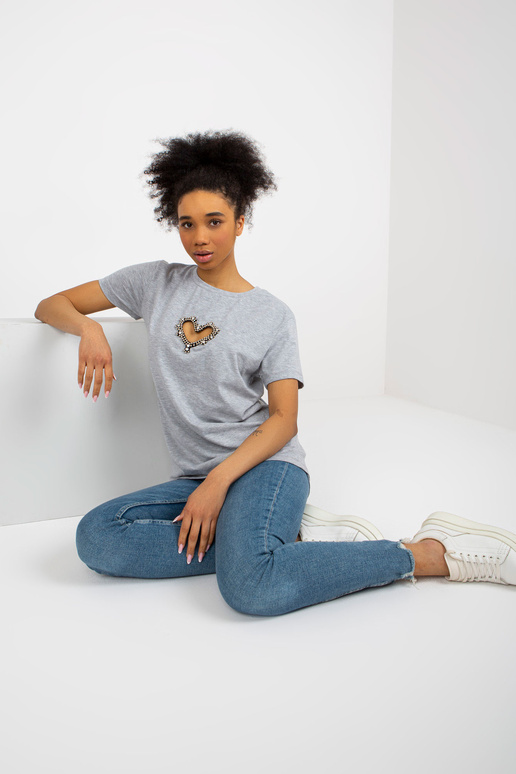 Šedé dámské tričko s výřezem srdce