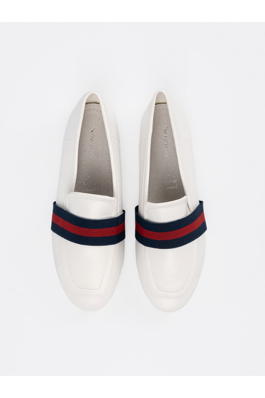 bílé baletky z ozdobnymi paseczkami