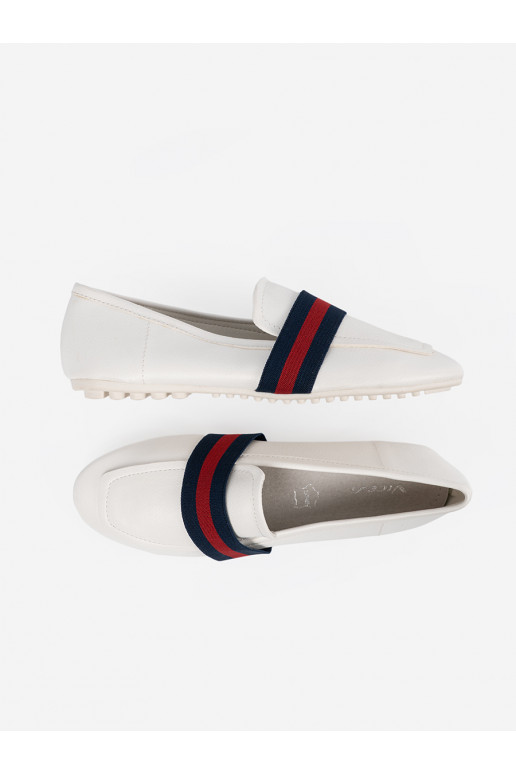 bílé baletky z ozdobnymi paseczkami