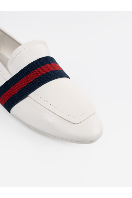 bílé baletky z ozdobnymi paseczkami