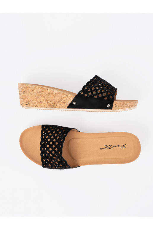 Pantofle  s prolamovanými prvky i korkową podeszwą