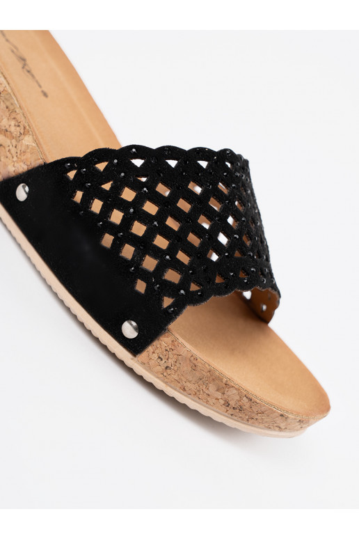 Pantofle  s prolamovanými prvky i korkową podeszwą