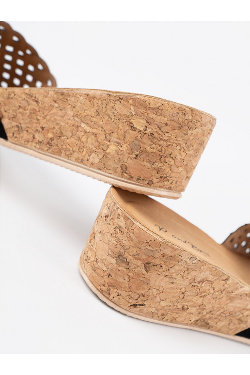 Pantofle  s prolamovanými prvky i korkową podeszwą
