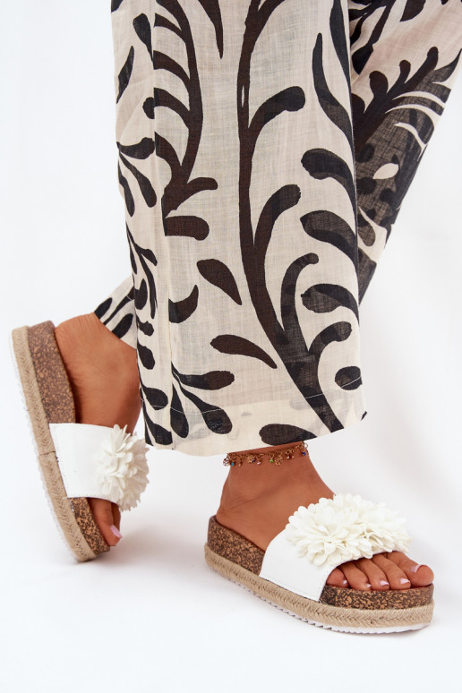 Dámské pantofle s platformou  s květinovými motivykami bílé Tessara