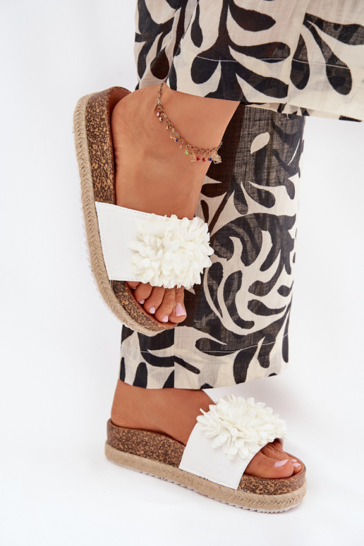 Dámské pantofle s platformou  s květinovými motivykami bílé Tessara