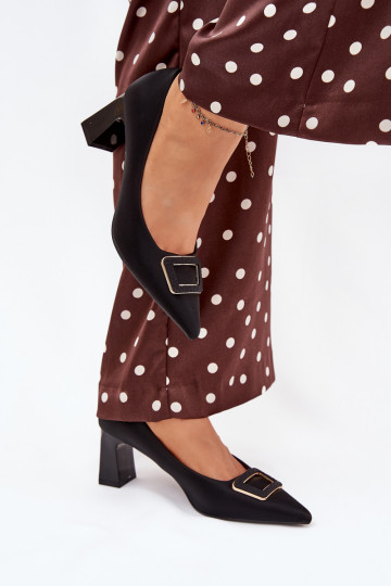 Obuv s podpatky zdobené s přezkami Černé Seriva