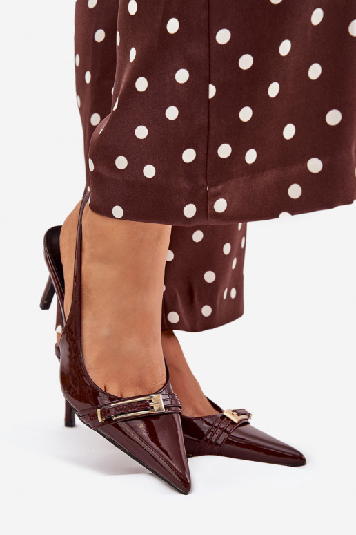 s efektem laku Obuv s tenkými podpatky se zlatými přezkami Czekoladowe Vivae