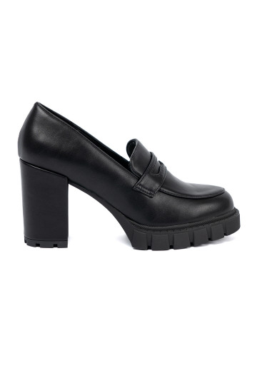 Černé mokasíny na podpatku z traperową podeszwą