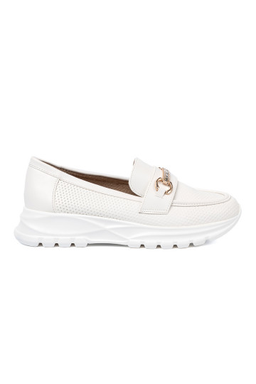 bílé mokasíny z dekoracyjnym m elementem.