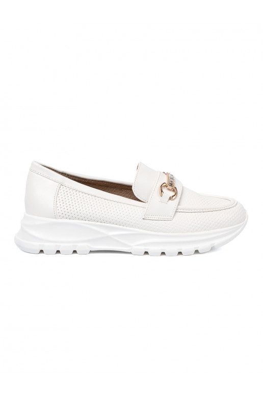 bílé mokasíny z dekoracyjnym m elementem. bílé mokasíny z dekoracyjnym m elementem.