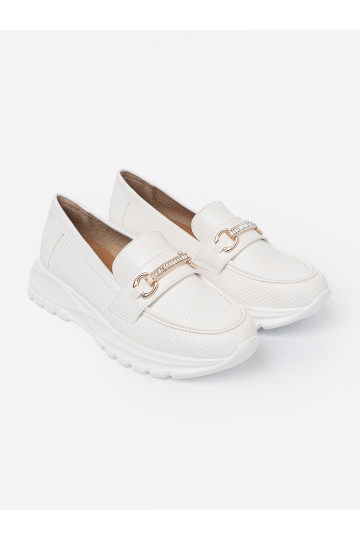 bílé mokasíny z dekoracyjnym m elementem. 2