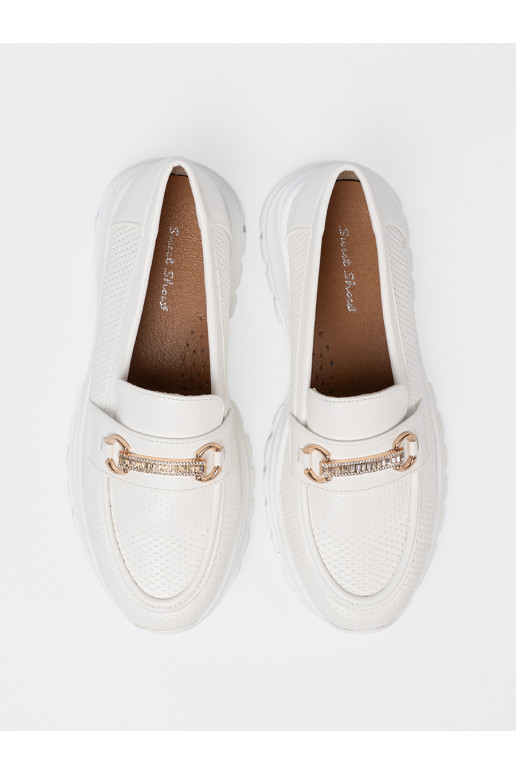bílé mokasíny z dekoracyjnym m elementem. bílé mokasíny z dekoracyjnym m elementem.