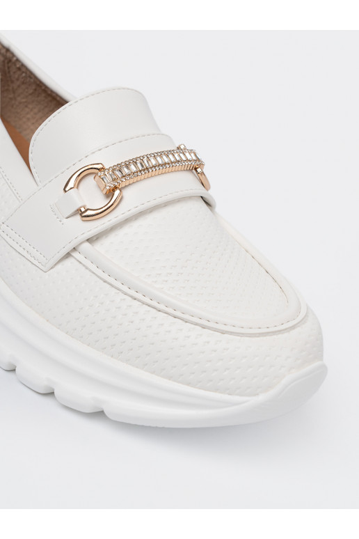 bílé mokasíny z dekoracyjnym m elementem. bílé mokasíny z dekoracyjnym m elementem.