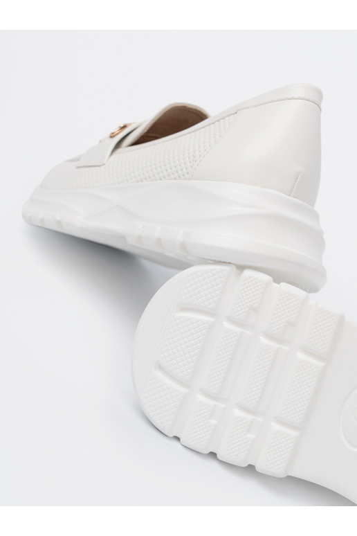 bílé mokasíny z dekoracyjnym m elementem. bílé mokasíny z dekoracyjnym m elementem.