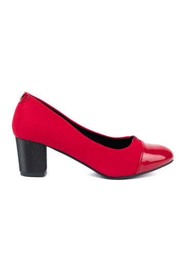 červené vysoké podpatky z lakierowanym noskiem